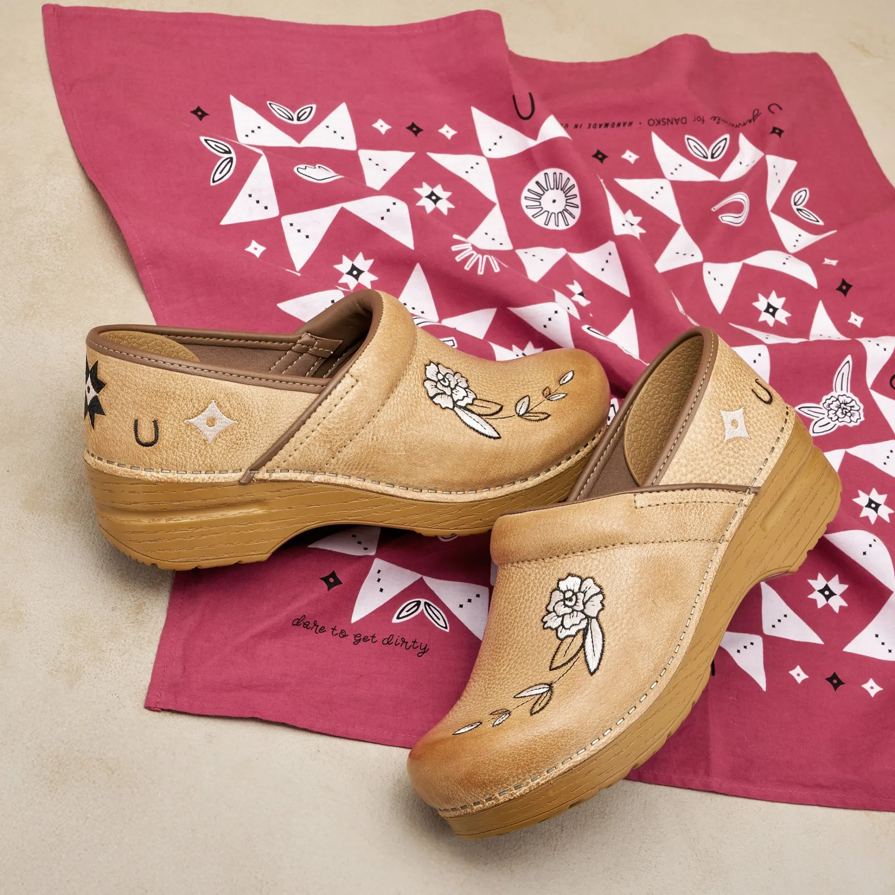 Dansko Jenni Clog & Bandana>Women Clogs